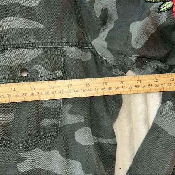 Rails Size Medium Women's Gray Camouflage Jacket with Red Rose Patches - Picture 6 of 9